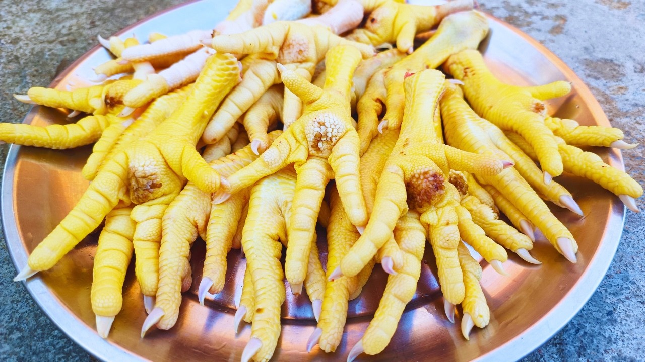 मुर्गी के पंजे साफ करने से लेकर बनाने तक का बिल्कुल देसी गांव के नए तरीके से | Chicken Panja Recipe