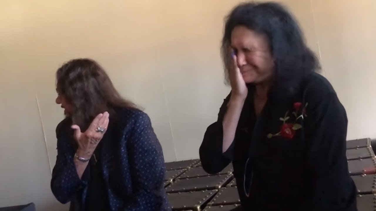 Эйс Фрейли выходит на сцену KISS Джин Симмонс + Пол Стэнли