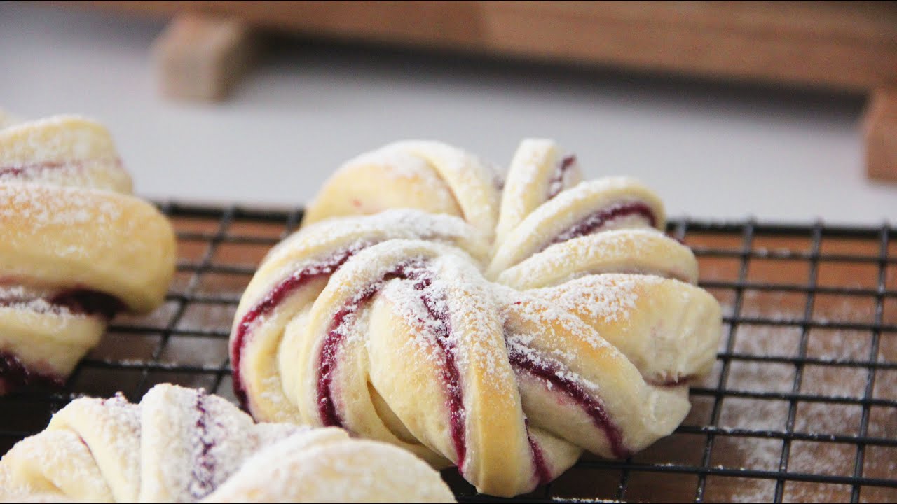 Purple Sweet Potato Bread 梦幻紫薯面包 | Apron