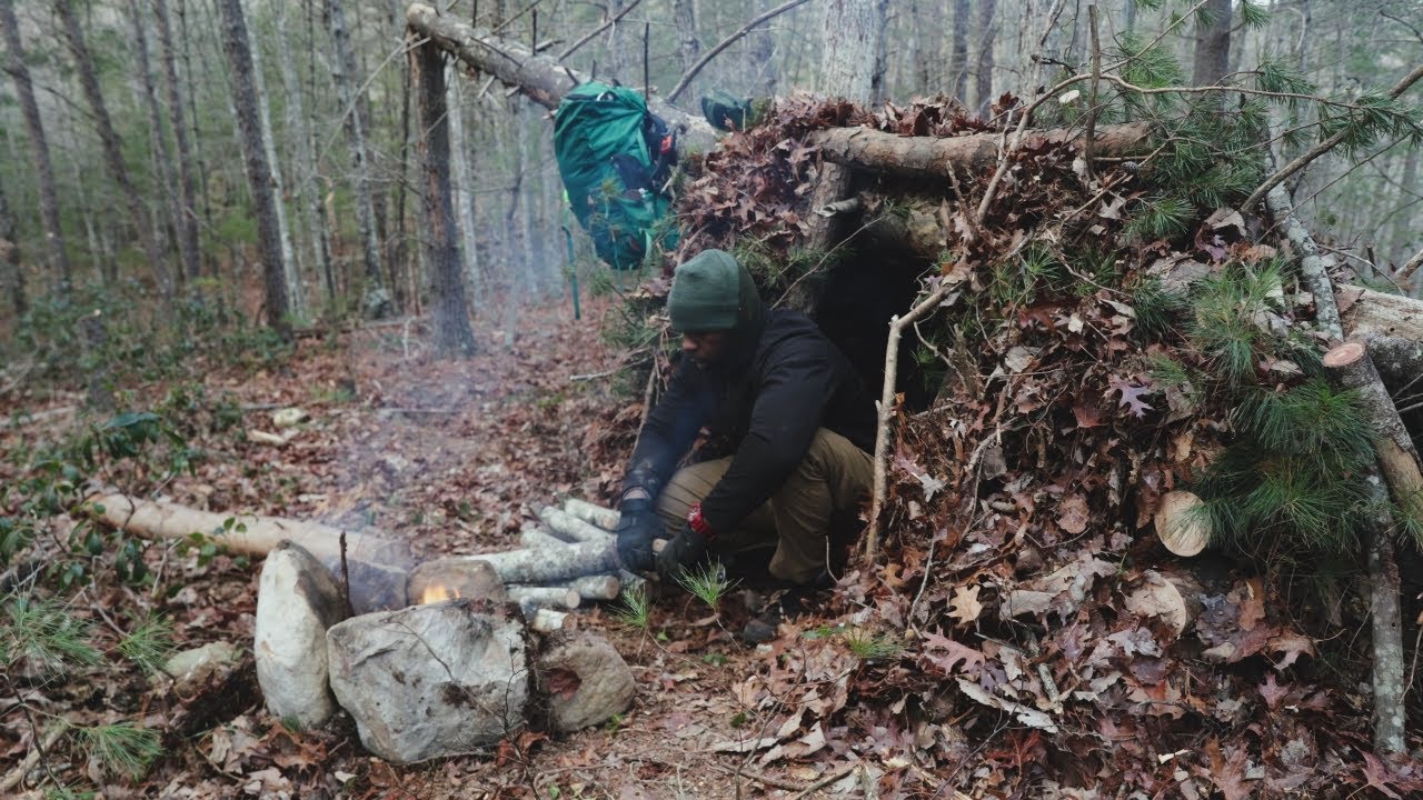 Solo Camping in the extreme COLD and high winds-BUSHCRAFT SHELTER