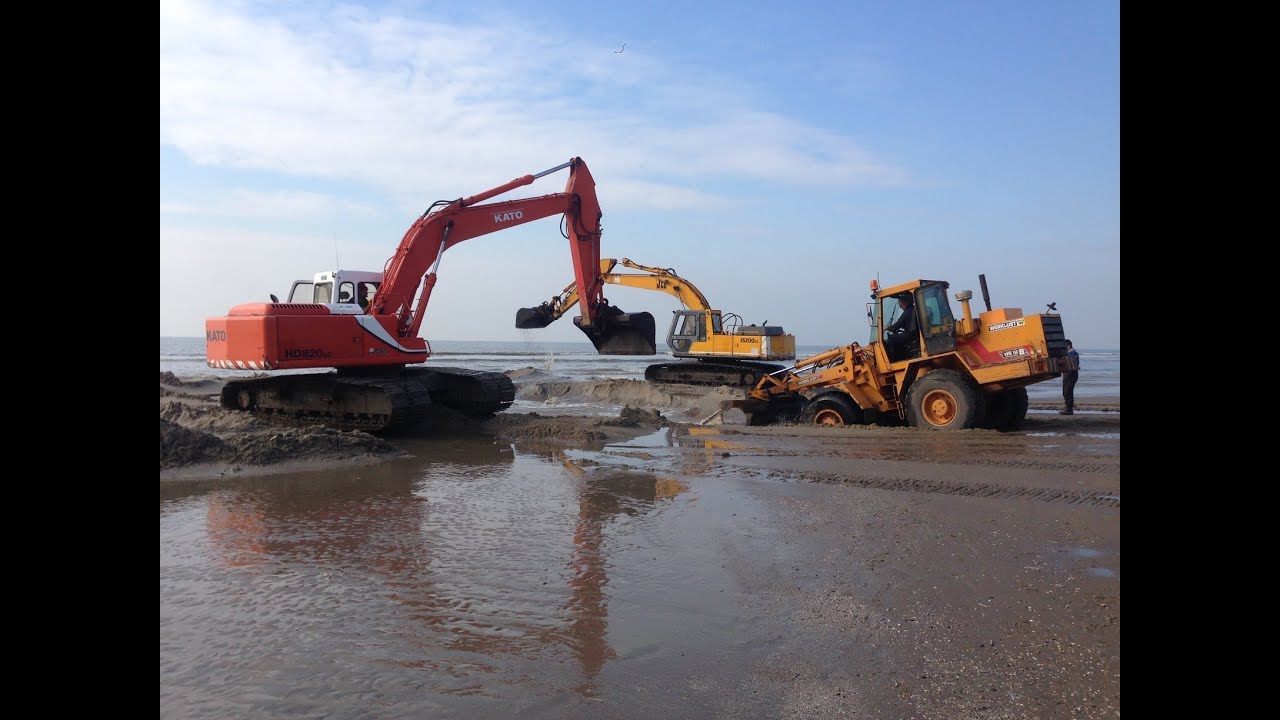 Berging van scheepskiel op strand Texel