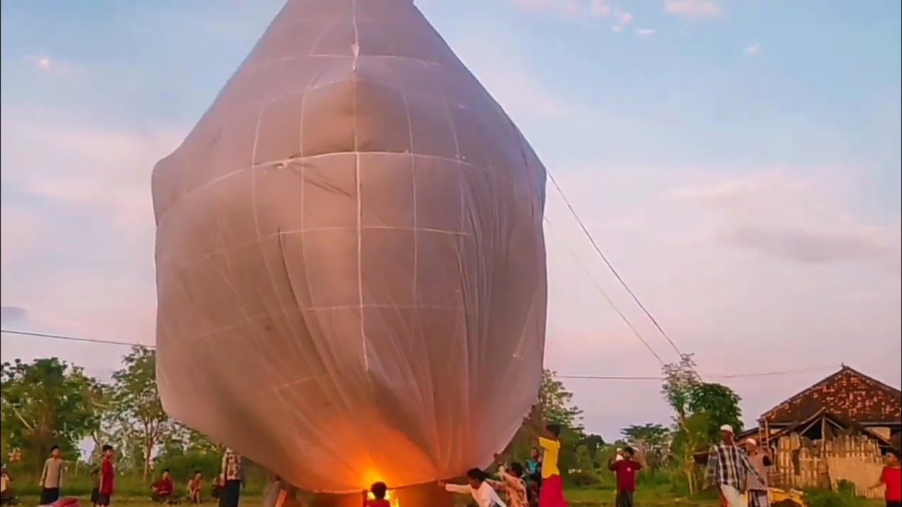 selamat hari raya ketupat ~ pelepasan lampu lampion raksasa dalam rangka hari raya ketupat