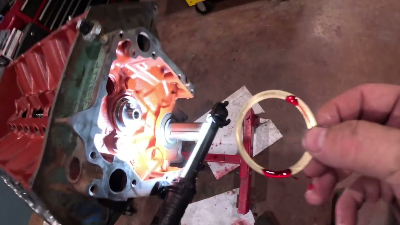 Продолжается сборка Olds 455 на Милд-стрит.