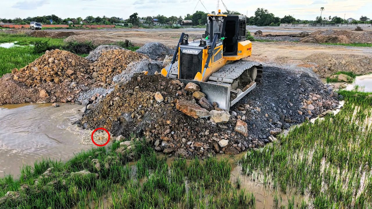 Snoothly Dozer Amazing SHANTUI DH17C3 Pouring Soil,Filling More,Working Perfect Using Water Stone