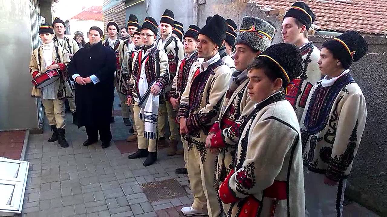 2013.12.24 Feciorii colindători din Sânicolaul Mic, la Vasile la colindat