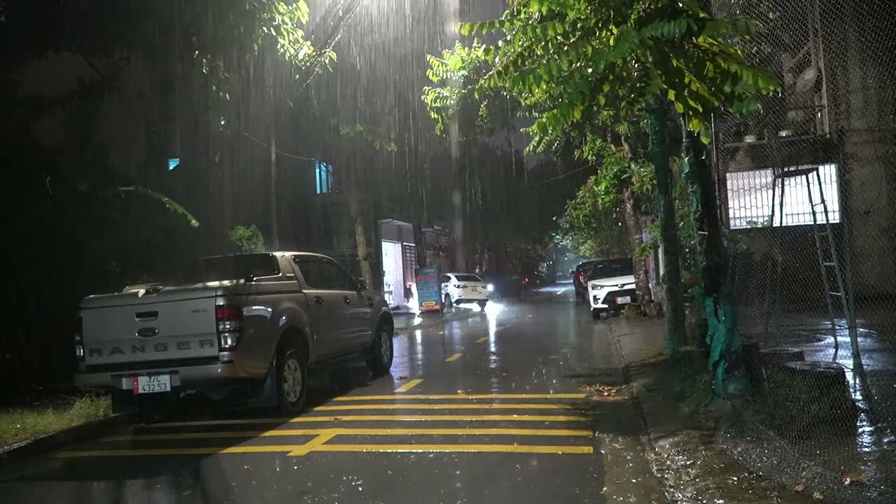 Heavy rain on the streets | soothing the mind on the way home