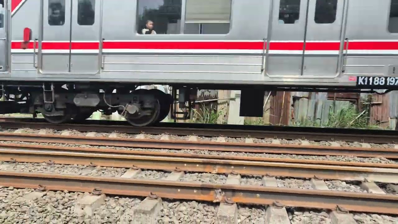 Perlintasan kereta listrik jl. Cilebut jalan tol