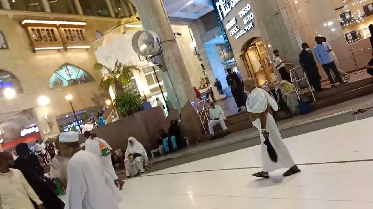 Situasi  Di Luar Masjidil Haram Sangat Ramai Selesai Sholat