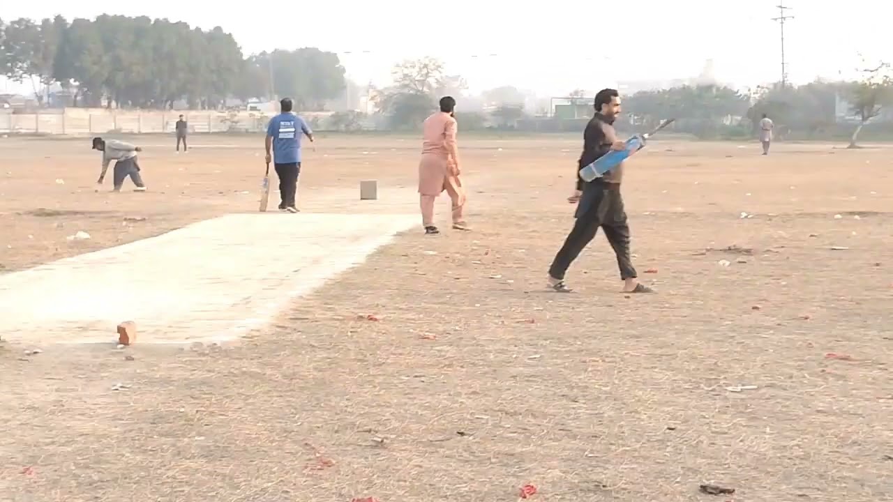 Khiladi cricket khel rahe hain