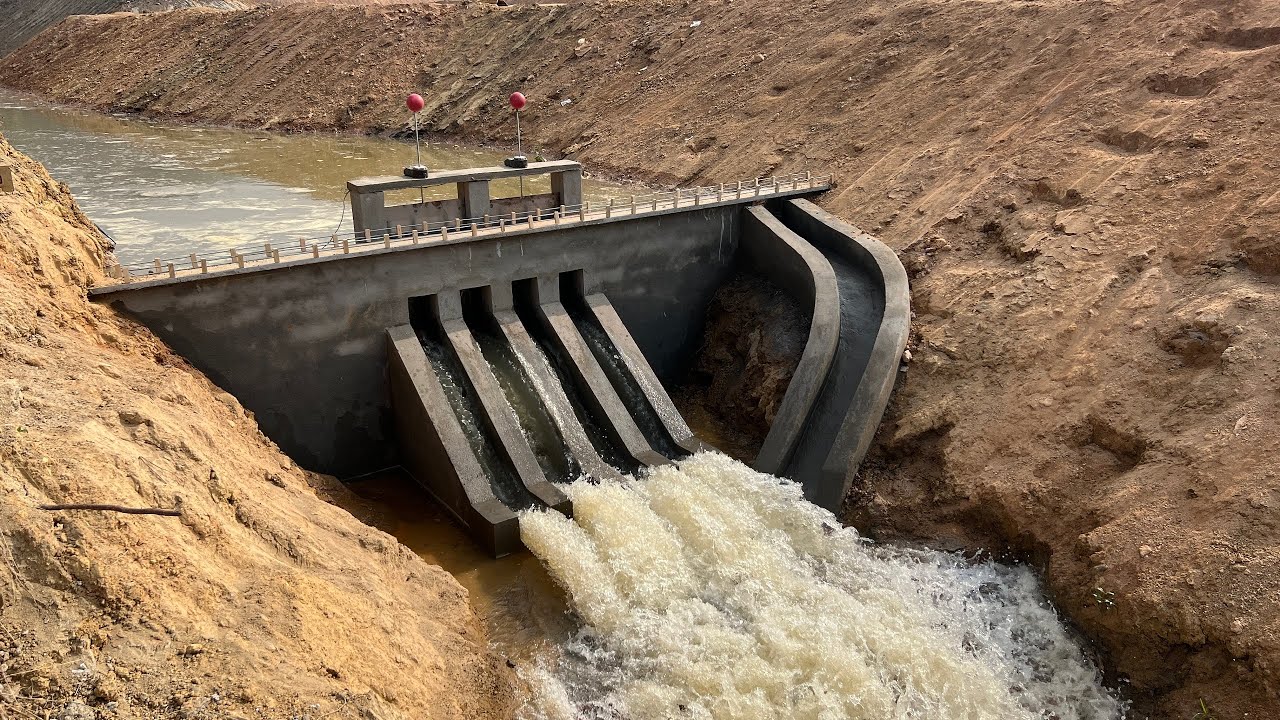 Construction of a powerful 4-gate discharge dam