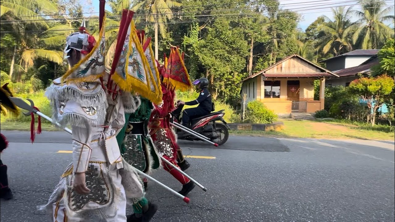 Kampung tionghoa sambut cap gomeh dengan melakukan bersih kampung dari roh jahat