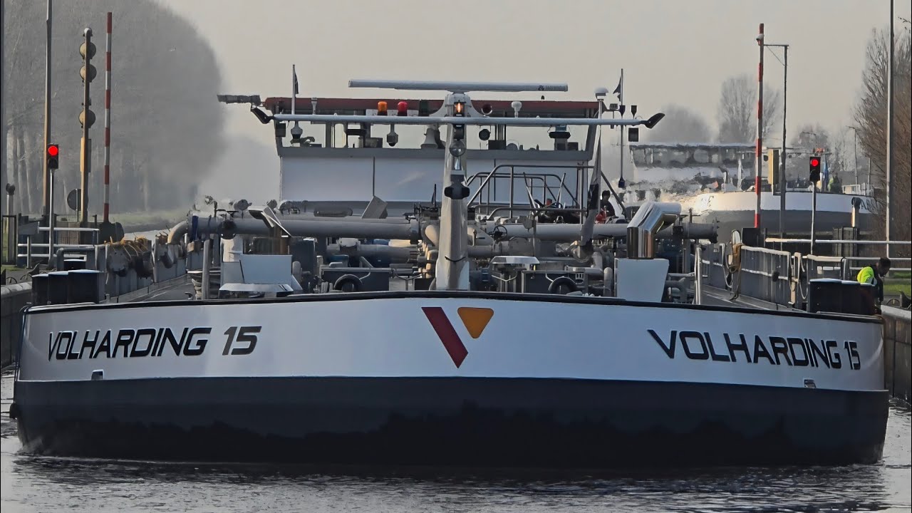 ⚓️Tanker de VOLHARDING 15 vaart de Sluis binnen⚓️