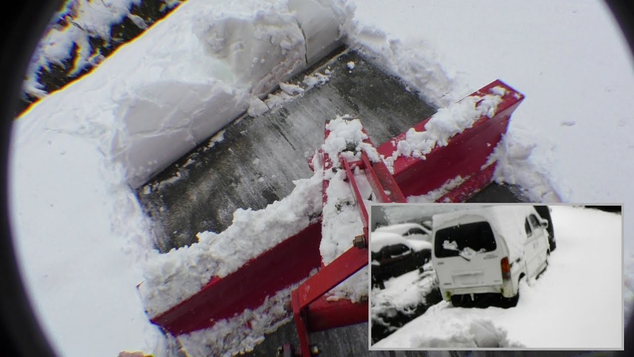 トラクターで除雪作業