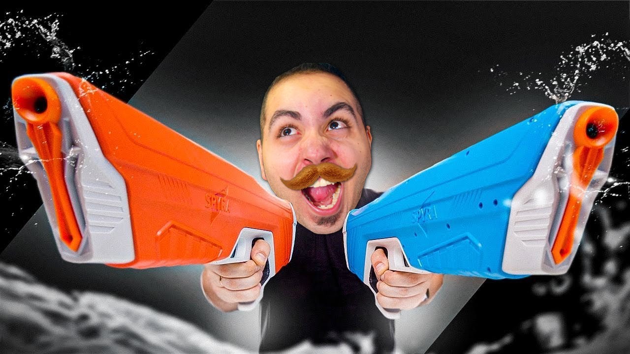 SPARO CON LA PISTOLA AD ACQUA PIÙ POTENTE DEL MONDO!!