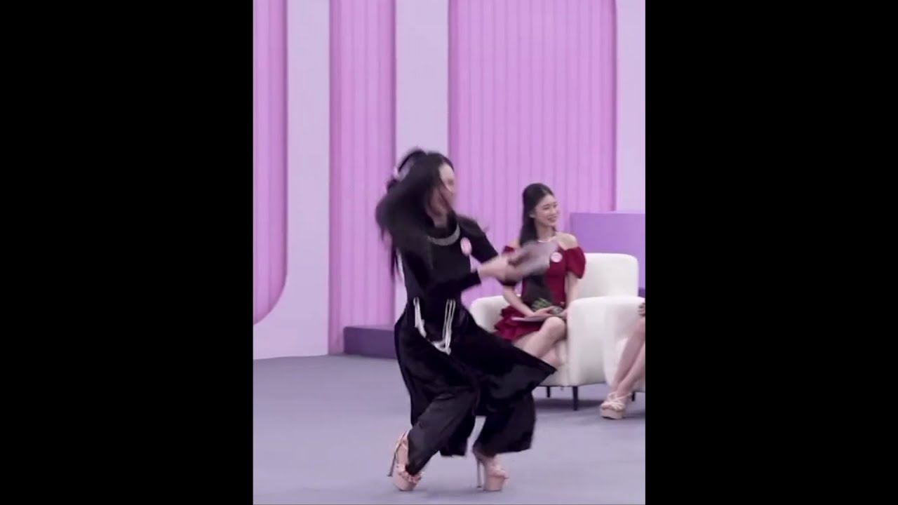 Pretty Hostess FALLS in High Heels during a Vietnamese TV-show