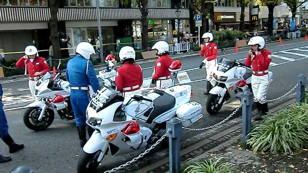最終確認かな（白バイ女性隊員・テレビに映る？）と競技関係者
