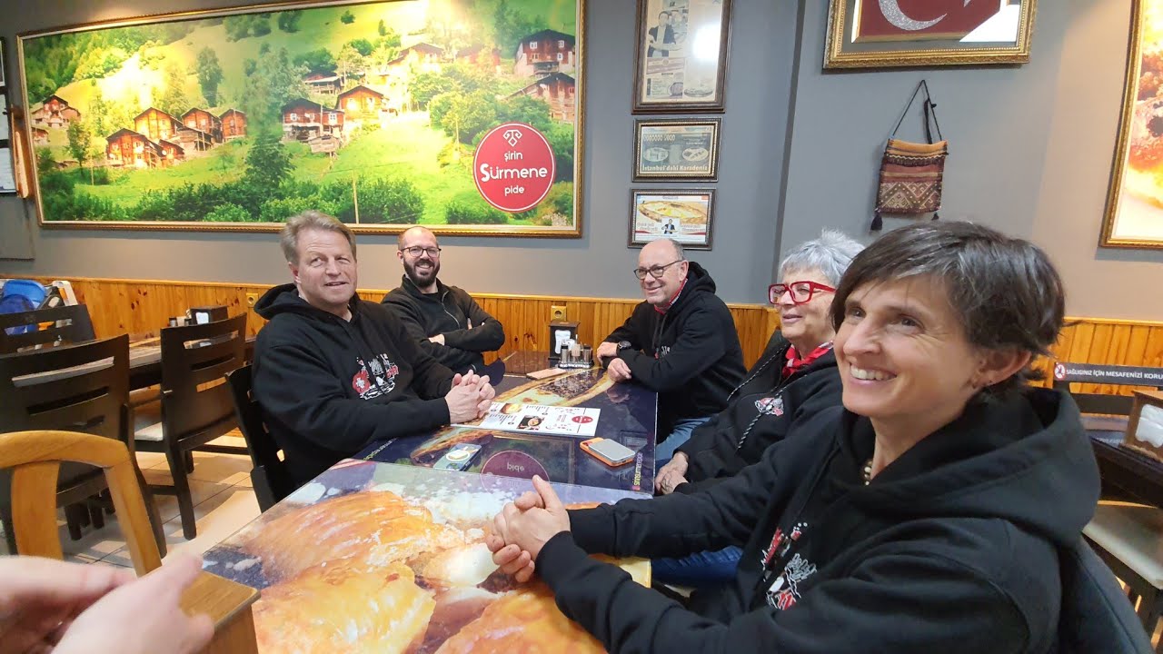 Unsere Küchenchefin Frau Şükran begrüßte unsere Freunde aus Deutschland. Willkommen in Türkiye 🤝🫶👍