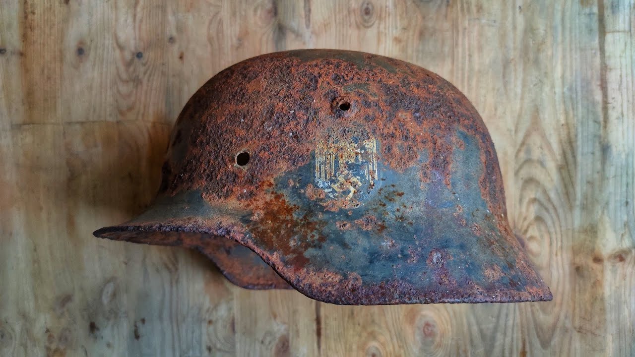 Cleaning the rusty German M35 DD relic helmet