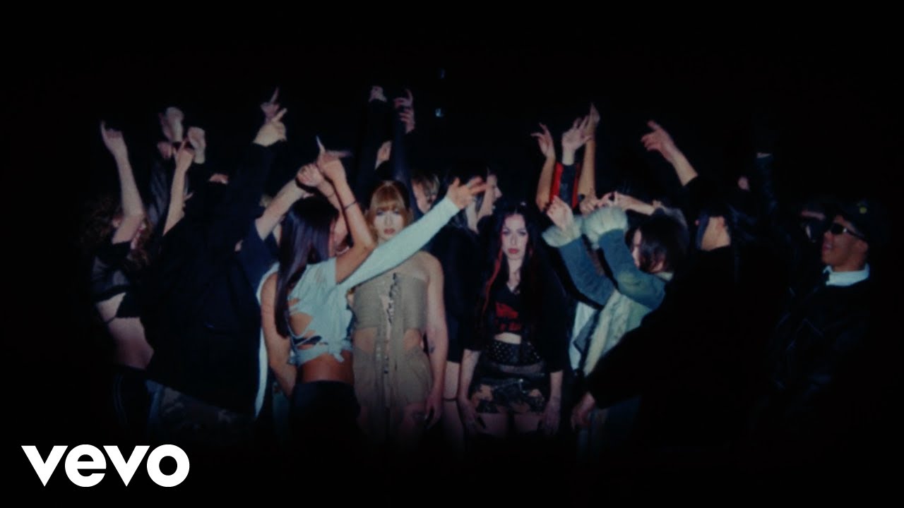 Juicy BAE, Villano Antillano - IDGaF (Videoclip)