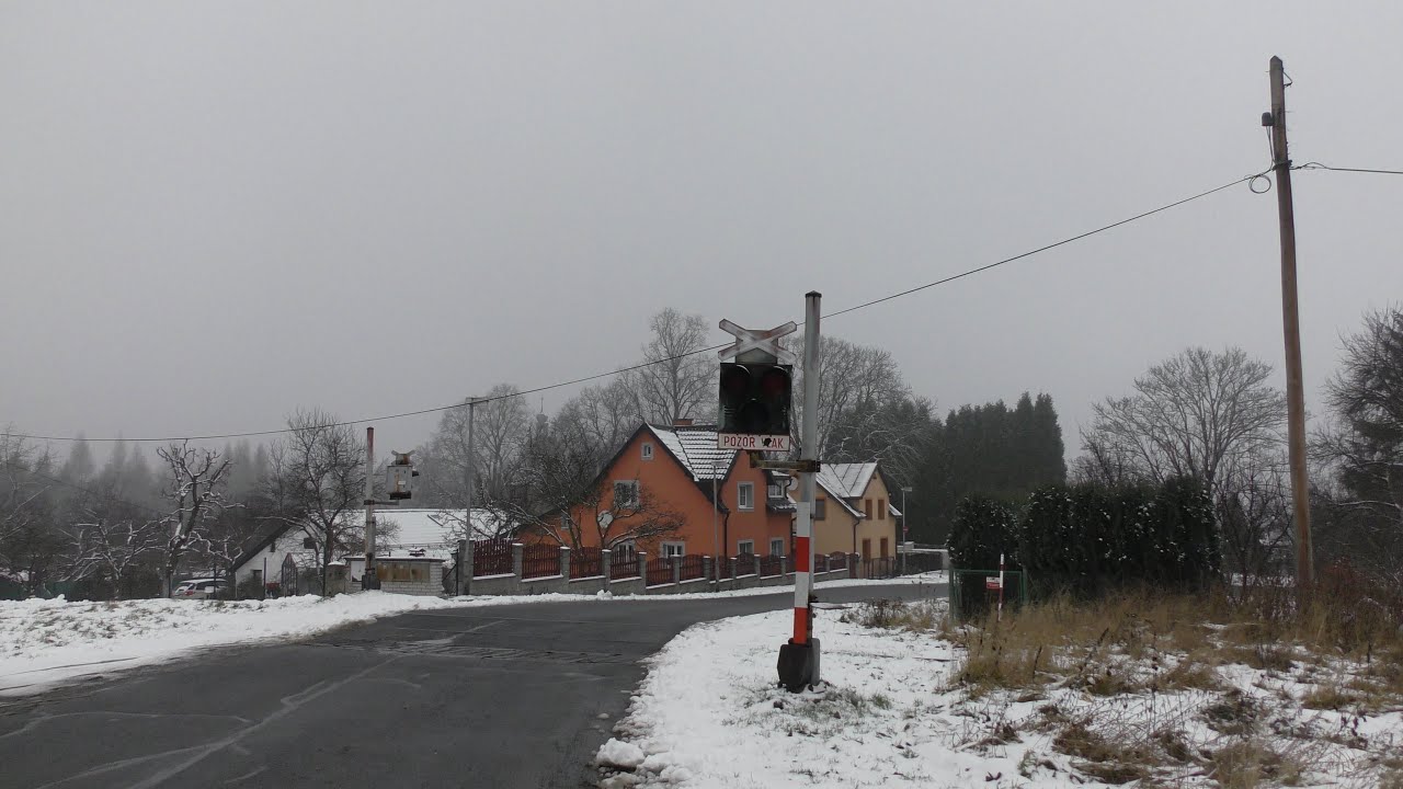 Nefunkční železniční přejezd Horní Slavkov - Kounice - 3.1.2021 / Czech railroad crossing