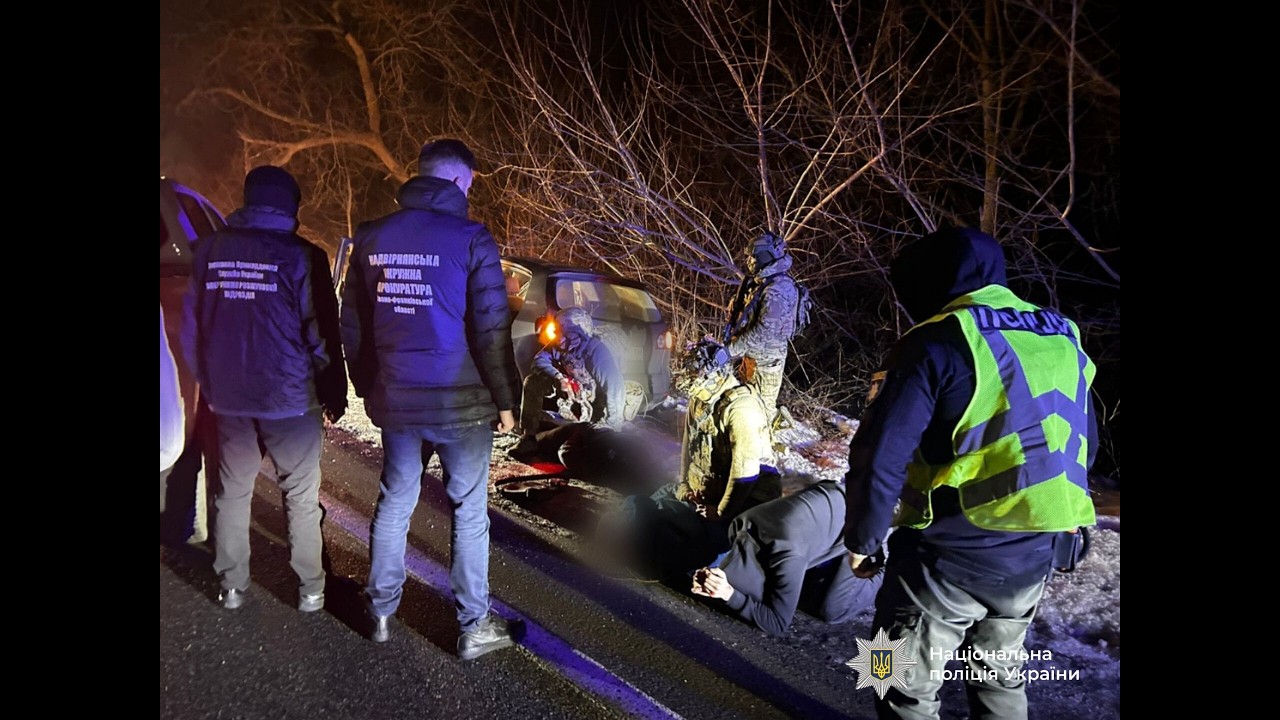 Правоохоронці затримали учасників групи, які намагались вивезти військовозобов'язаного за кордон