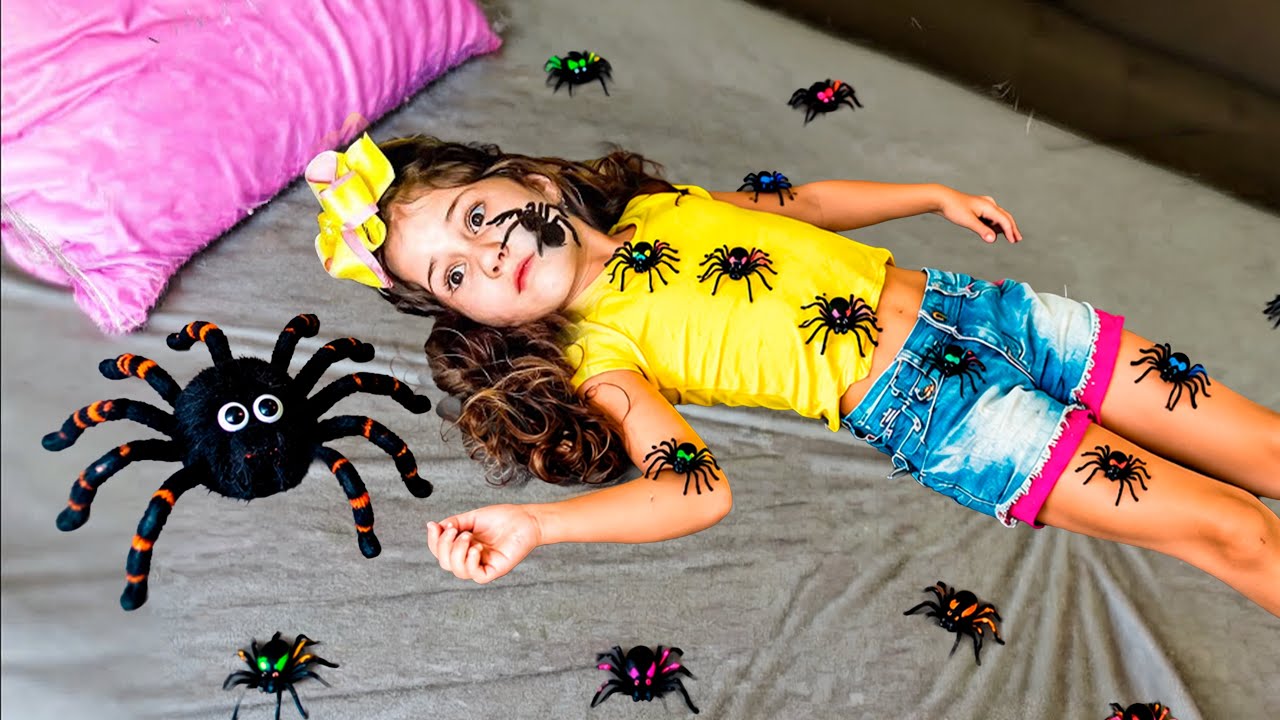 OS FILHOTES DE MENTIRA DA ARANHA SUBIRAM NA MINHA IRMÃZINHA!! ( aranhas falsas ) 