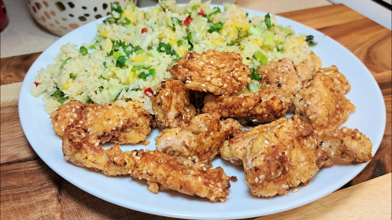 Bardzo smaczny indyk w panierce z sezamem oraz tabbouleh z mango.