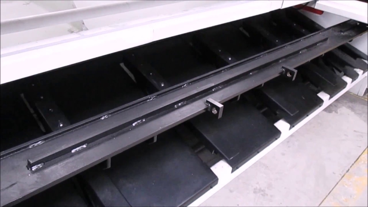 System podtrzymania blachy w gilotynach Dener