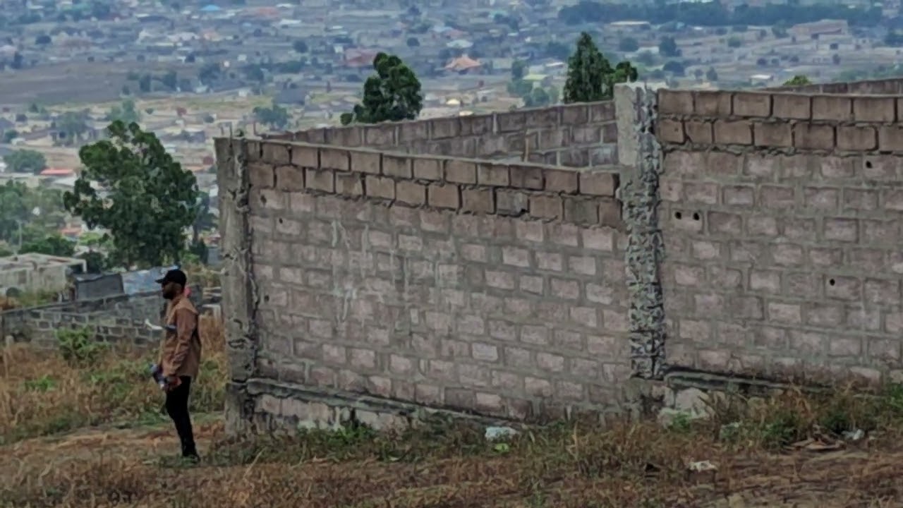 FLM UN TERRAIN DE 22m/20 À VENDRE  A N'SELE AU QUARTIER MONA PRIX 7500 $ A DISCUTER +243810081811