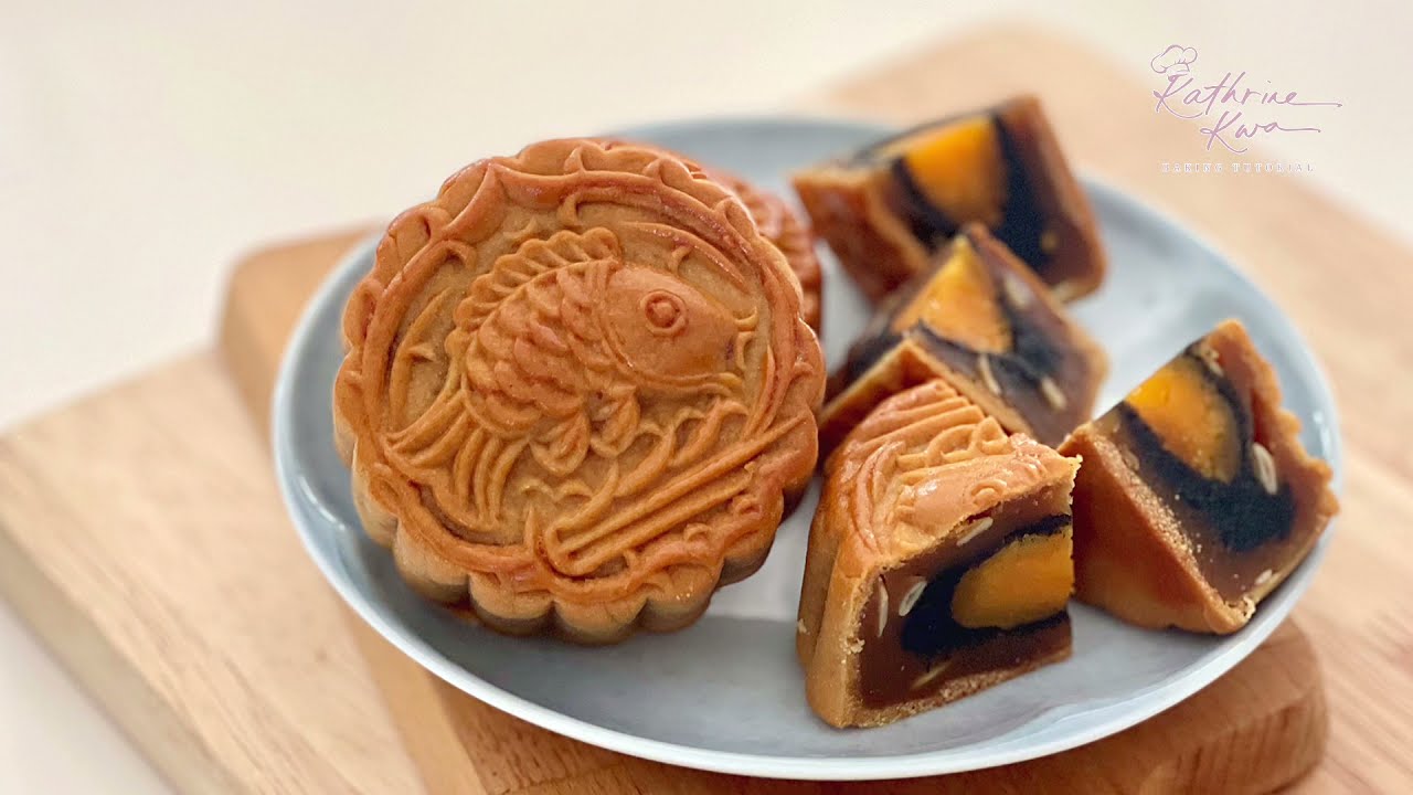 Black Sesame Egg Yolk Lotus Seed Paste Mooncake 黑芝麻蛋黄莲蓉月饼 | 广式月饼