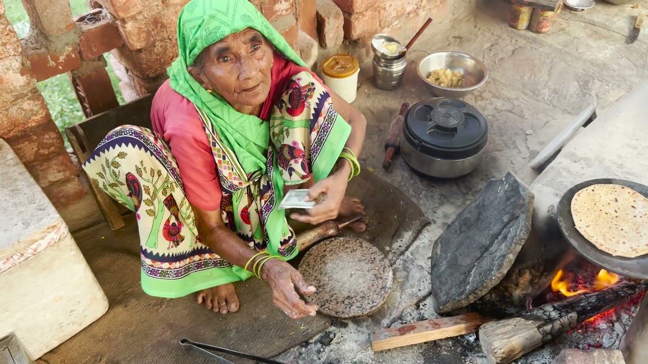 82 years Amma Selling Rs 10 Thali - 4 Roti , Sabzi , Daal & Petha in Agra
