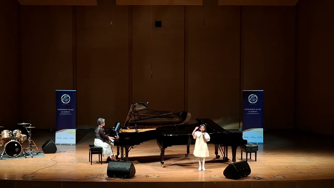 Richelle performing 