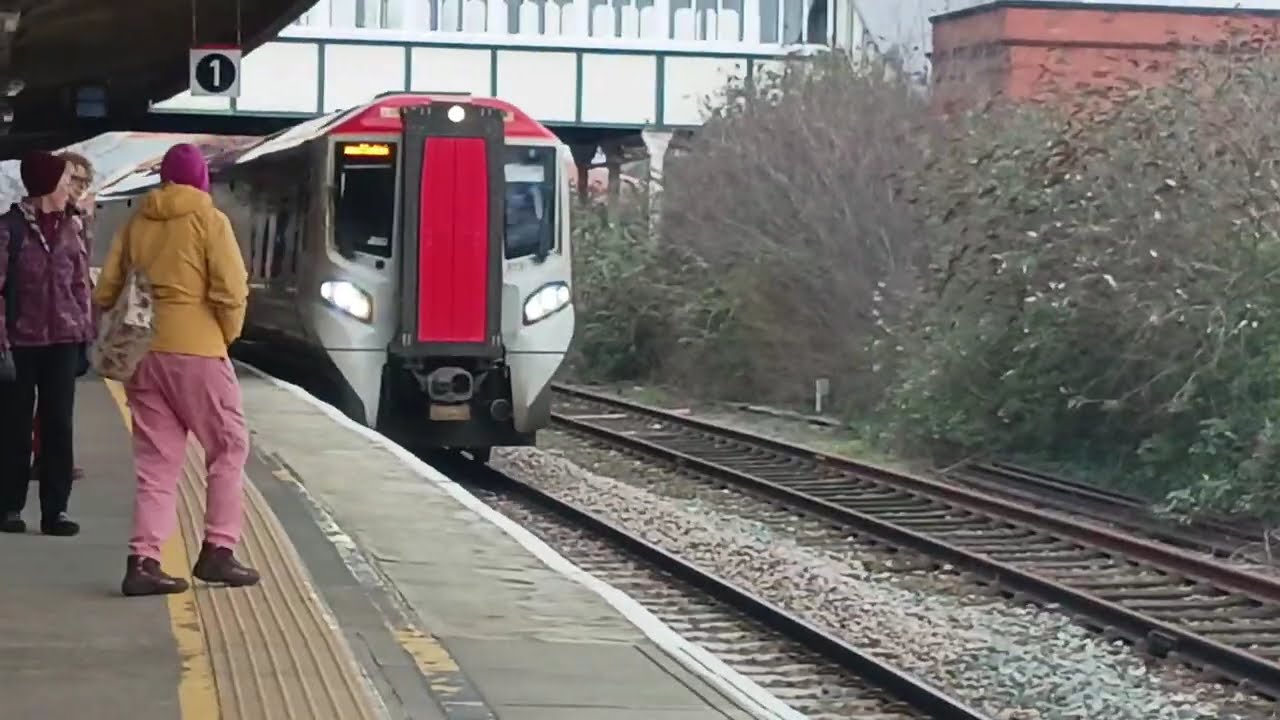 Trains at Llandudno Junction 