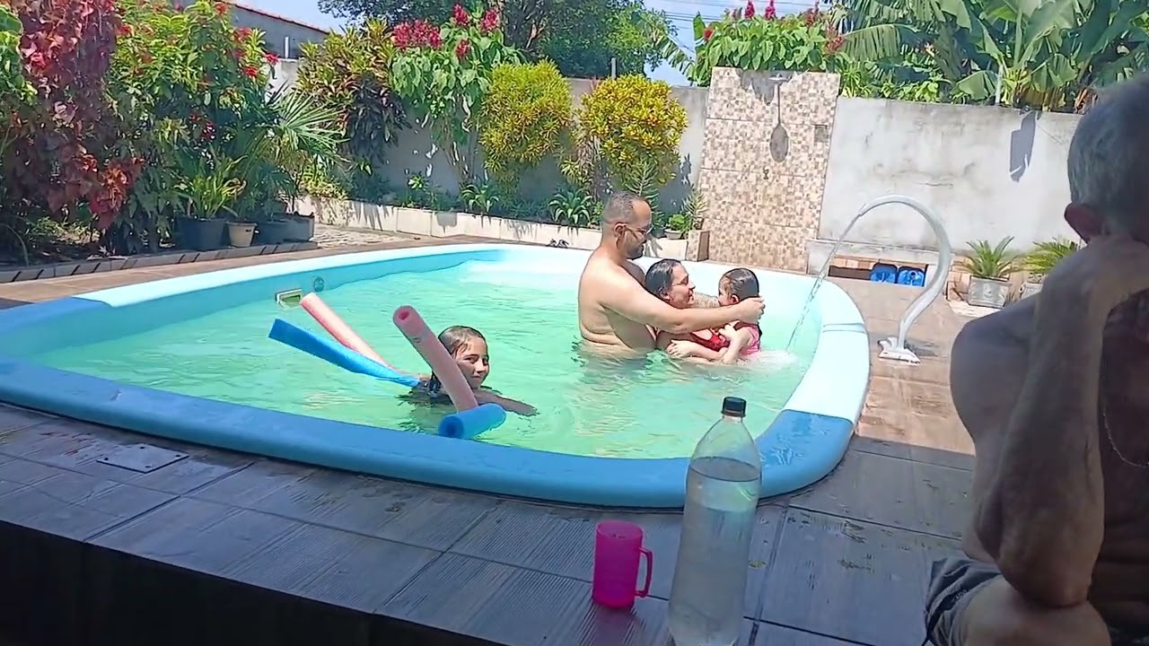 Uma tarde de  piscina das meninas 