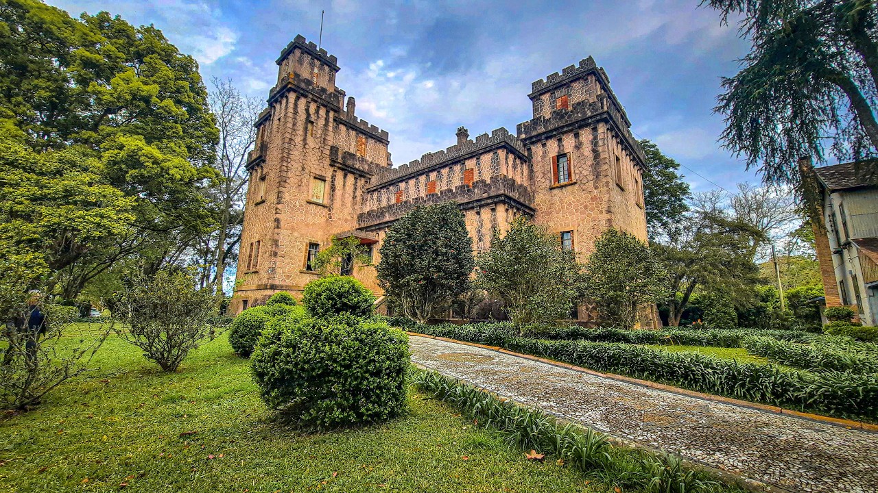MAGNÍFICO CASTELO MILIONÁRIO COM 44 CÔMODOS, MUITO LUXO E OBRAS DE ARTE DENTRO!