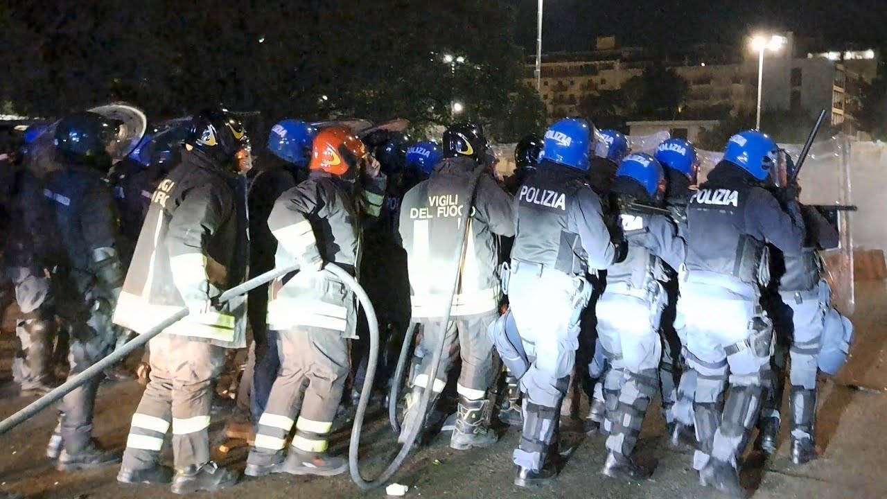 [VAMPE DI SAN GIUSEPPE] violenti scontri con Polizia, vigili del fuoco e guardia di finanza