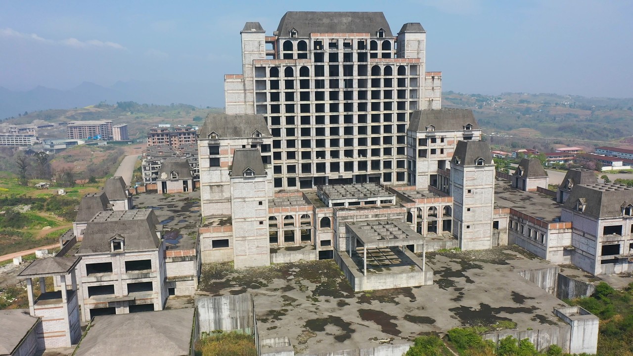 重庆大山上发现一荒废的五星大酒店，废弃多年已杂草丛生，太可惜了︱Abandoned five-star hotel in the mountains of Chongqing, what a pity