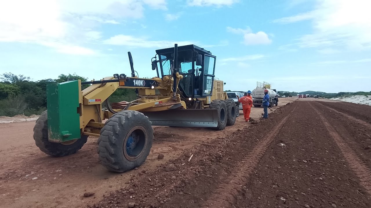 TRABALHANDO COM MOTONIVELADORA CATERPILLAR 