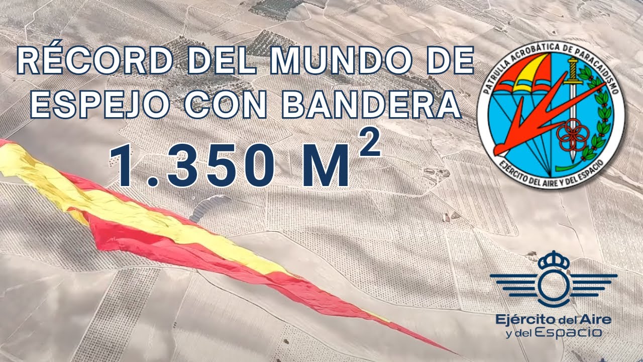 Formación en 'espejo' de la PAPEA con una Bandera de España de 1350 m2
