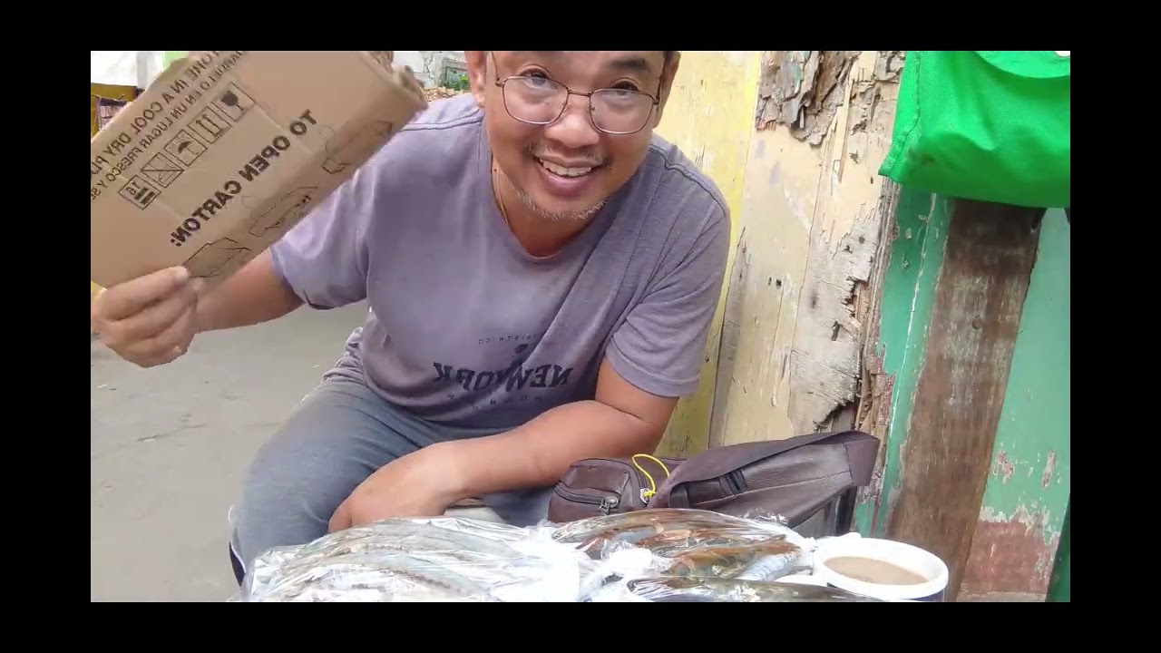 Kuwentuhan muna habang nag aantay ng mamimili ng Tinapa daing at iba pa 