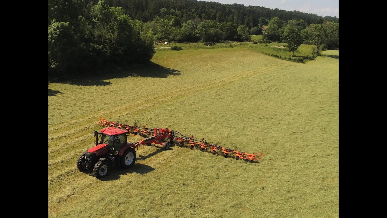 Présentation d'une faneuse Kuhn de 16 mètres(16 toupies)💪 !