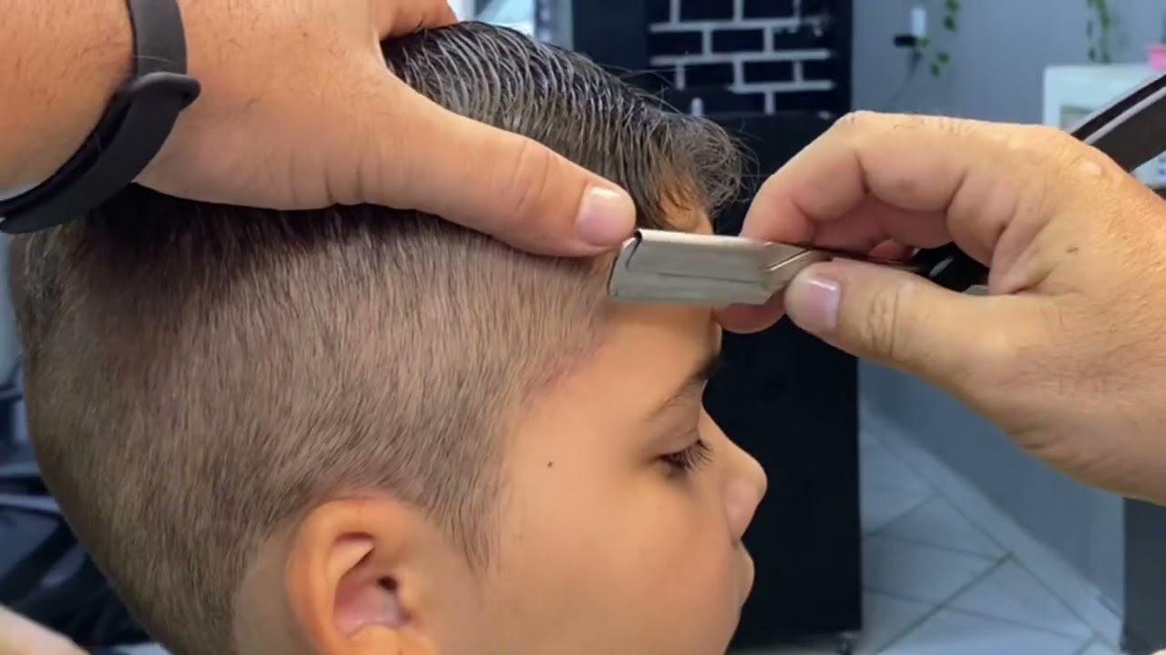O corte social infantil mais pedido da barbearia.        #barbershop #corteinfantil #voltaasaulas 