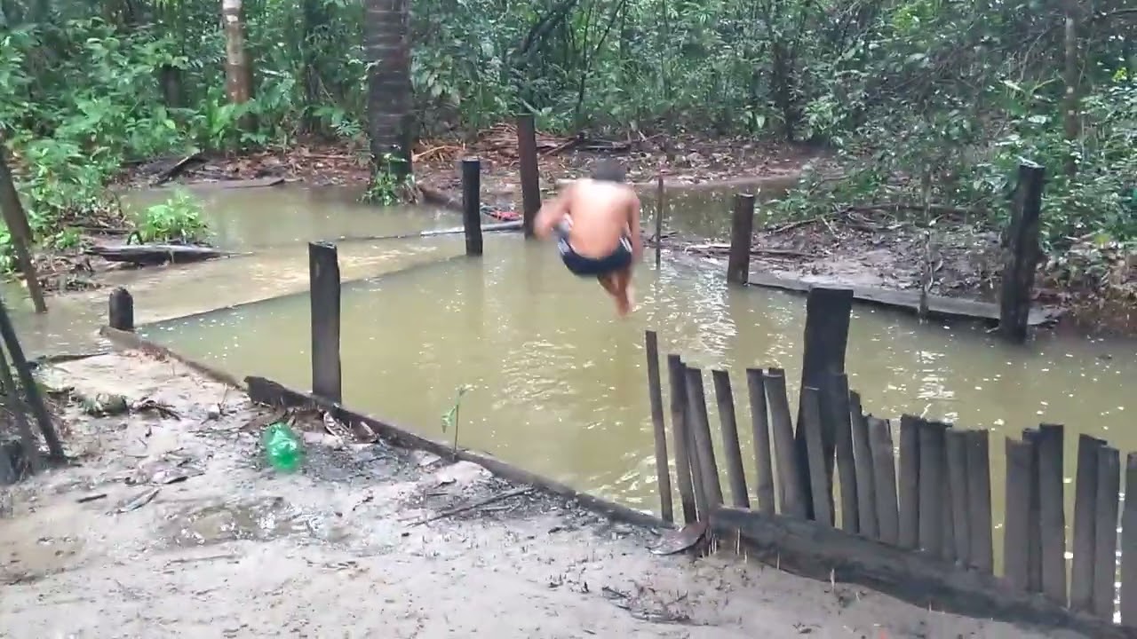 Pulando no rio
