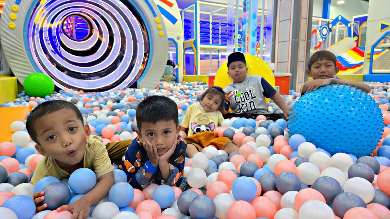 BERMAIN PEROSOTAN DI PLAYGROUND.MANDI BOLA,NAIK MOBIL MOBILAN,MAINPASIR