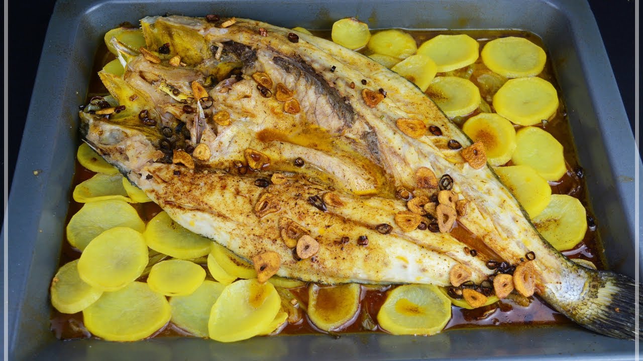 Corvina al horno a la bilbaina. PESCADO AL HORNO PARA NAVIDAD