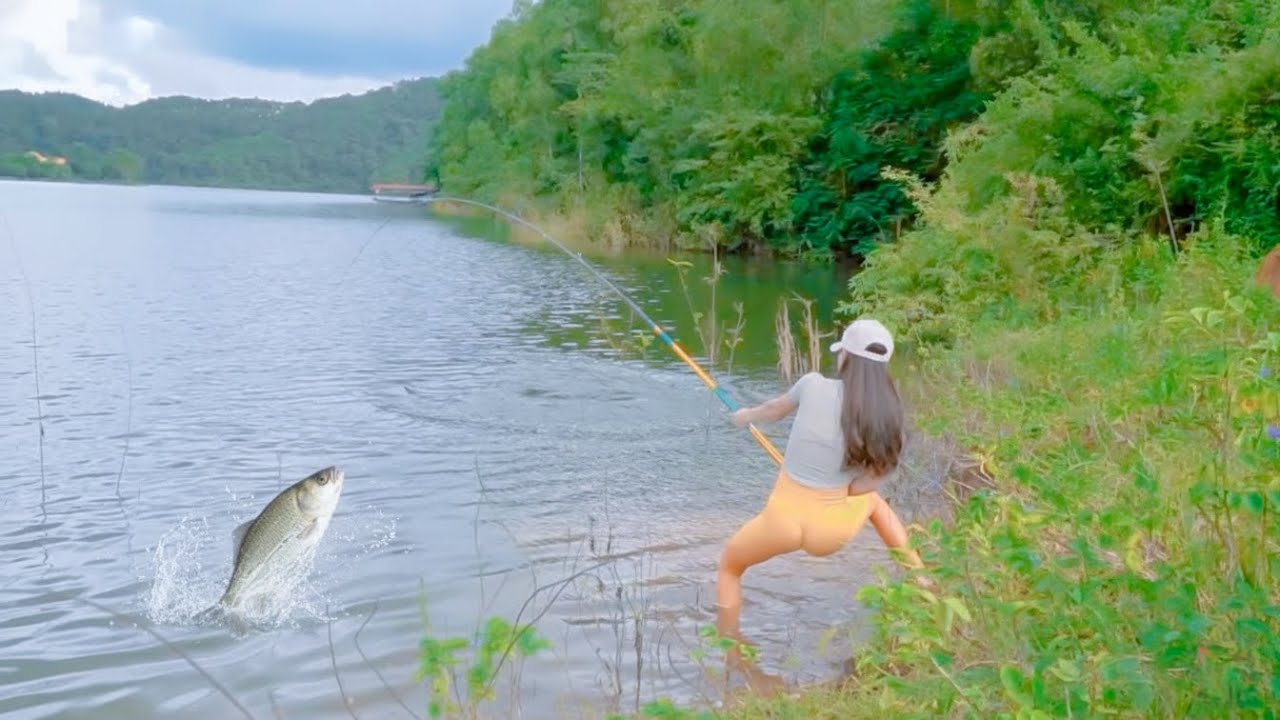 Best Hook Fishing Video, Girl's Giant Catfish Fishing Skills  - Hana Fishing