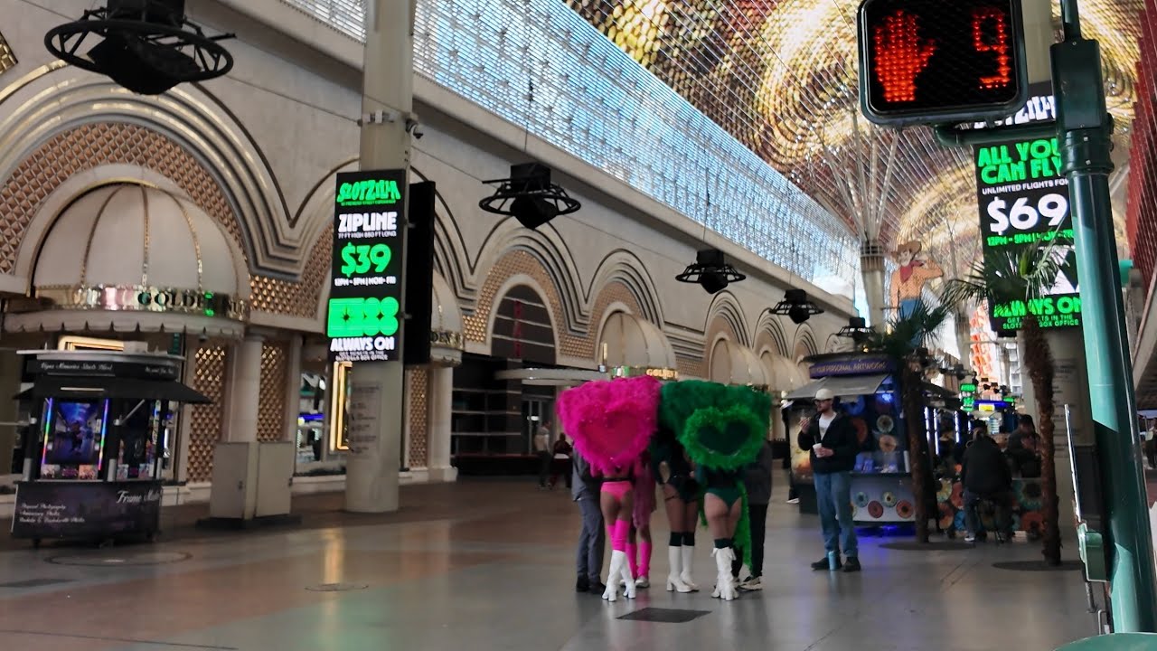 A stroll @ the Fremont Street Experience in 4k in January 2026 - entertainers/people watching