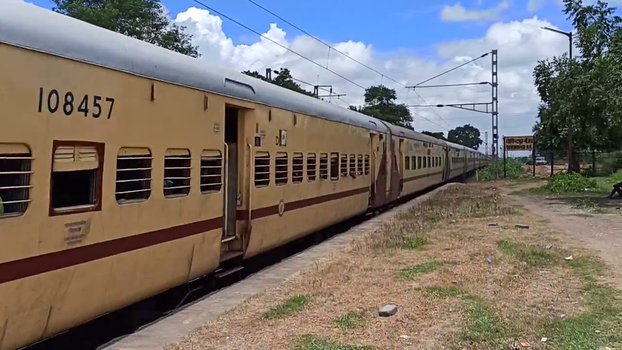 Shalimar Lokmanya Tilak  Kurla Express .... Location Govindpur Station....