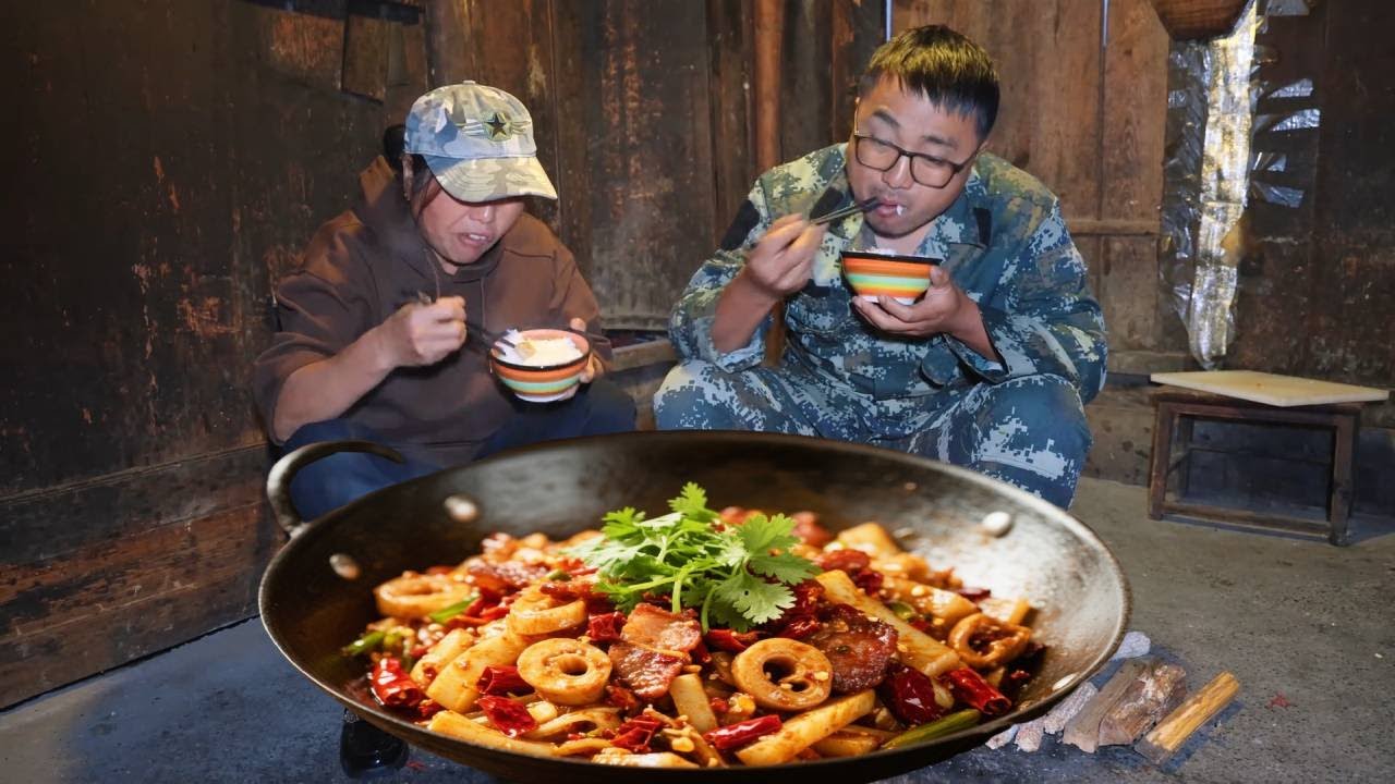冬宝搞一把腊猪肠，和豆腐炖吃火锅，太下饭了！#农村生活#美食