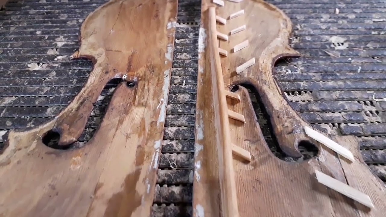 RESTAURANDO VIOLINO DO SÉC. 19 (interno) #luteria #musica #luthier
